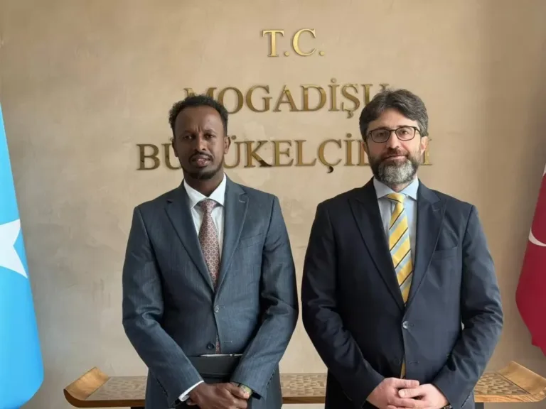 Wasiirka qorshaynta iyo maalgashiga Galmudug ayaa la kulmay safiirka Turkiya ee