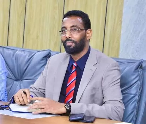 Wasiirka Gaadiidka DFS oo Isku Difaacaya Baraha Bulshada