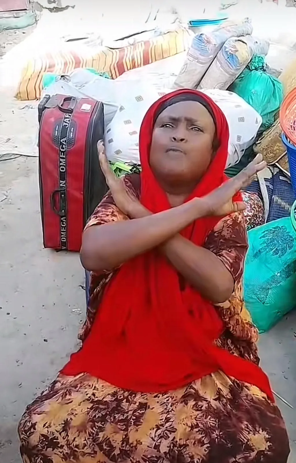 Hooyo somaliyed oo ka cabaneeyso boob dhulka ay degneed